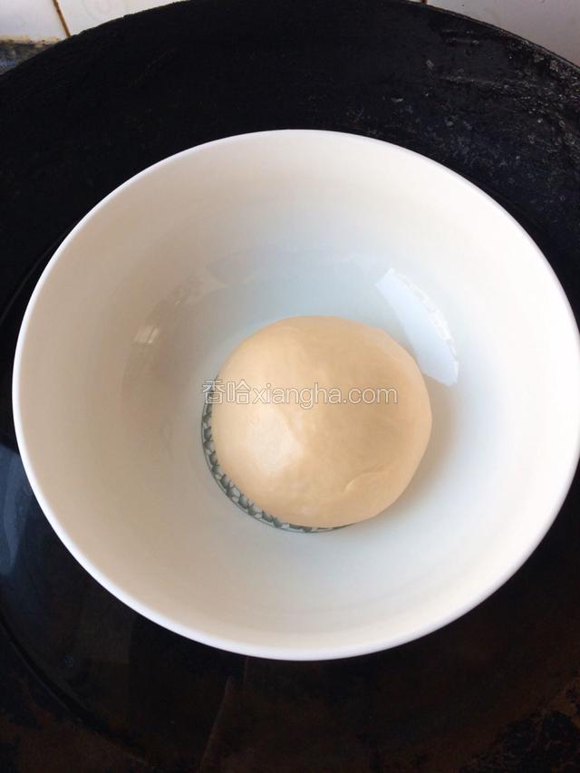 我的烤箱不带醒发功能，天凉了可以在锅里烧热水，温度是手放进水里不烫手，把揉好的面放到容器里再放入热水锅里，盖上锅盖醒发。