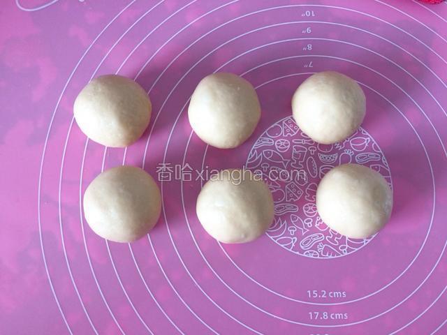 面团排气，平均分成6份，并揉圆，每个面团大约47克左右，排气后的面团室温醒发15分钟，上面盖个干净的毛巾，防止面团表面风干。
