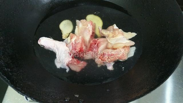 锅里烧开水，放2片姜、料酒和鸡腿一起焯一下