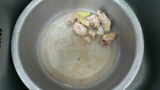 焯好的鸡腿也再洗一遍