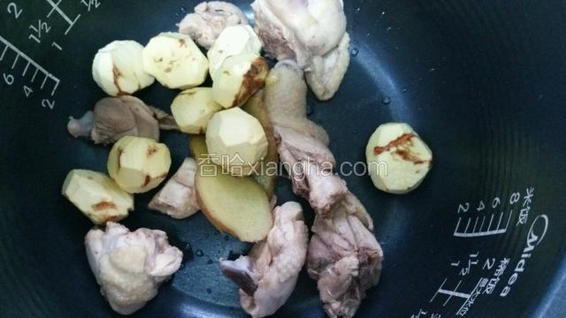 把鸡腿和板栗放入电饭煲