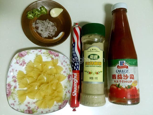 准备食材，洋葱和蒜瓣切末。