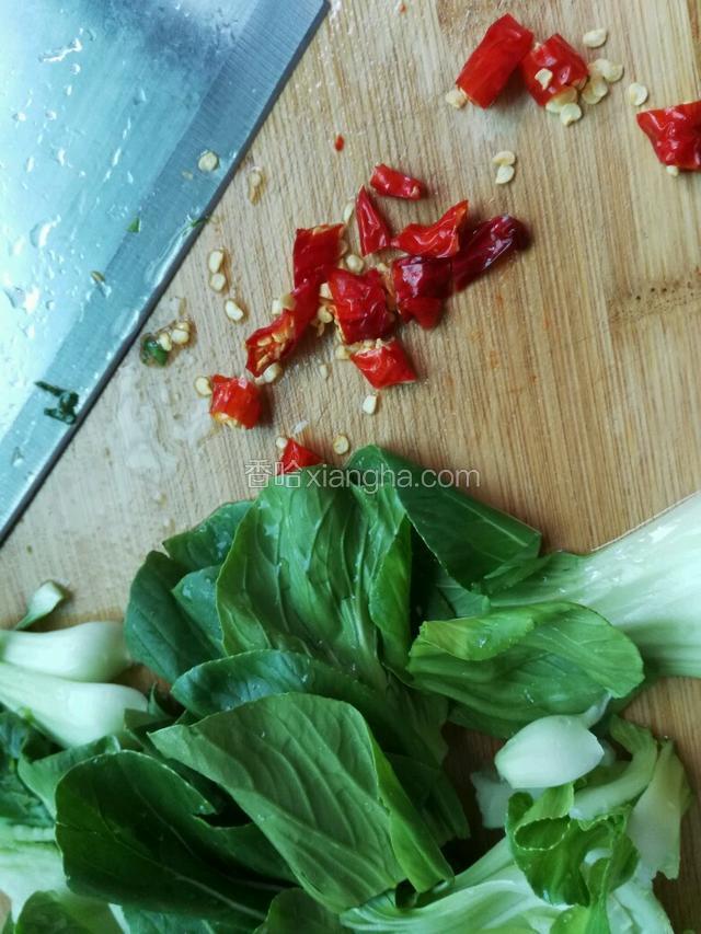 将青菜洗干净，准备干辣椒