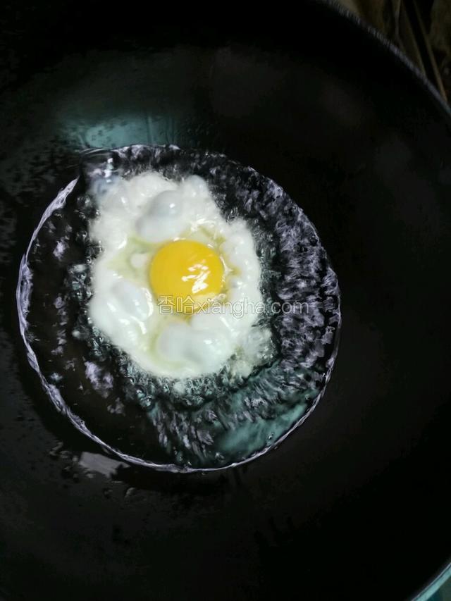 打入鸡蛋，煎至成型