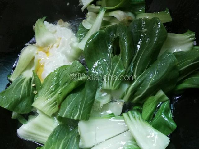放入青菜翻炒