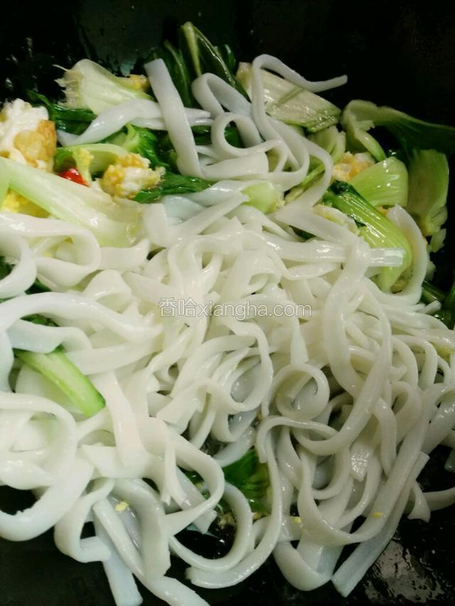 放入河粉快速翻炒