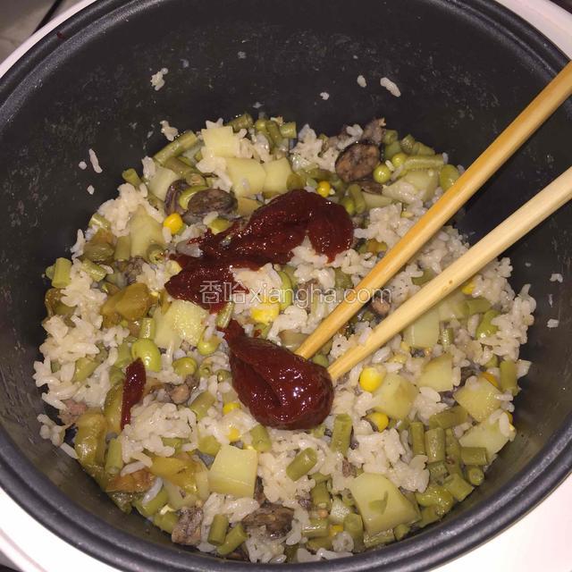蒸好的饭加入适量辣酱拌匀即可使用