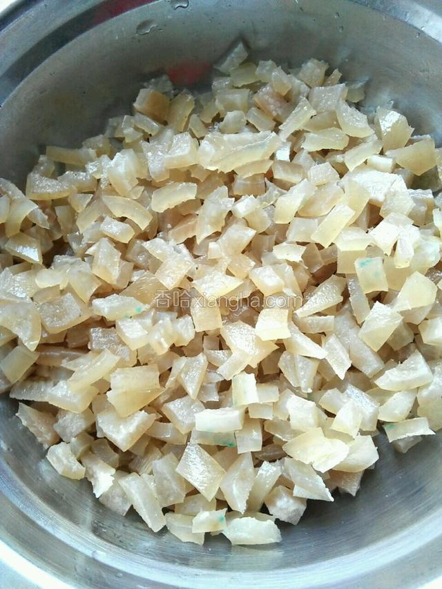 把肉皮切小碎块，用温水先洗一遍



