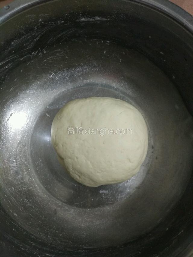 再用手揉成光滑面团，做到三光即盆光、手光、面光，大概揉20分钟左右吧。盖住保鲜膜发酵至原来的2倍大