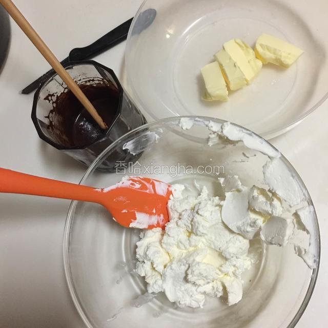 奶油奶酪取出室温软化，黄油隔水融化，咖啡液加入可可粉搅拌均匀