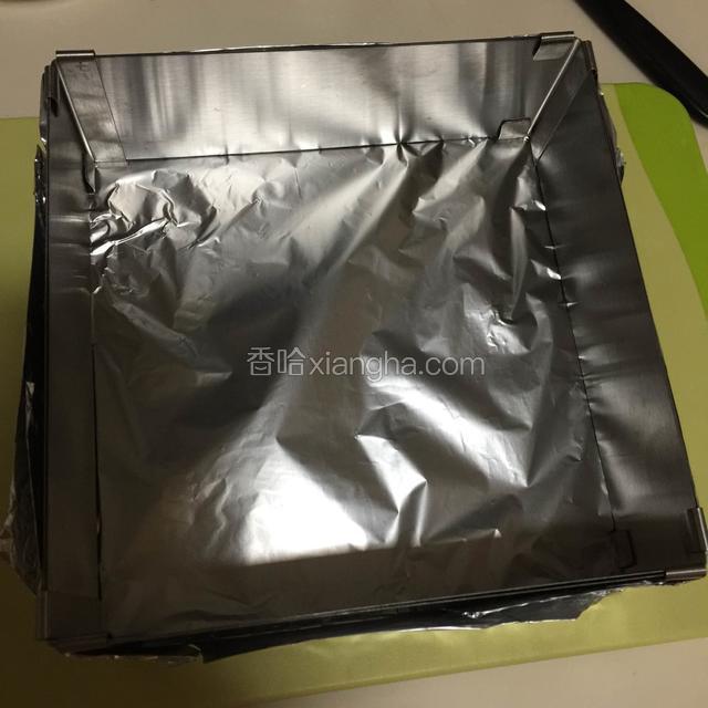 方形模具用锡纸包好，方在盘子里，有底模具这部省略