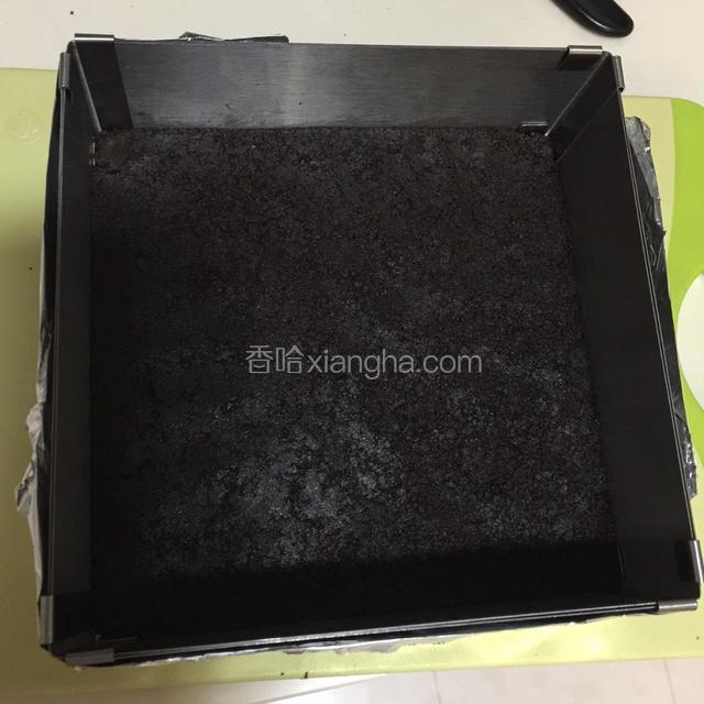 把混合好的奥利奥饼干碎铺在模具里，用勺子整平压实，放入冰箱冷藏20分钟