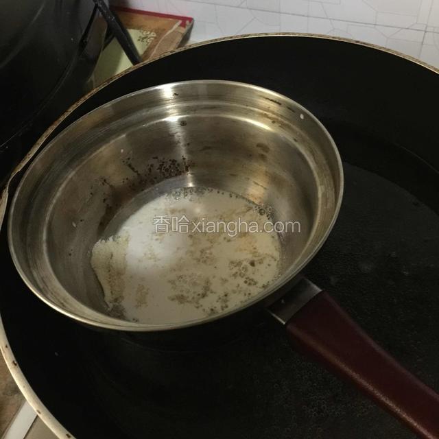 吉利丁粉里加入两勺水混合浸泡一下，放入牛奶中隔水加热至融化
