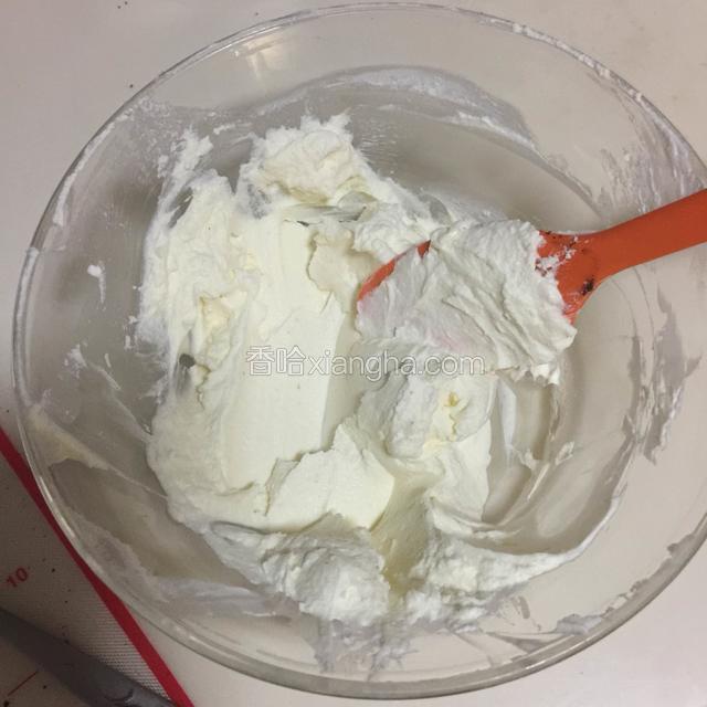 软化好的奶油奶酪用刮刀搅拌成糊状
