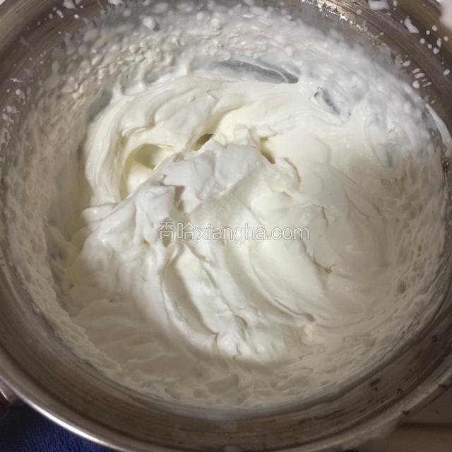 淡奶油加入细砂糖打发，不要太硬
