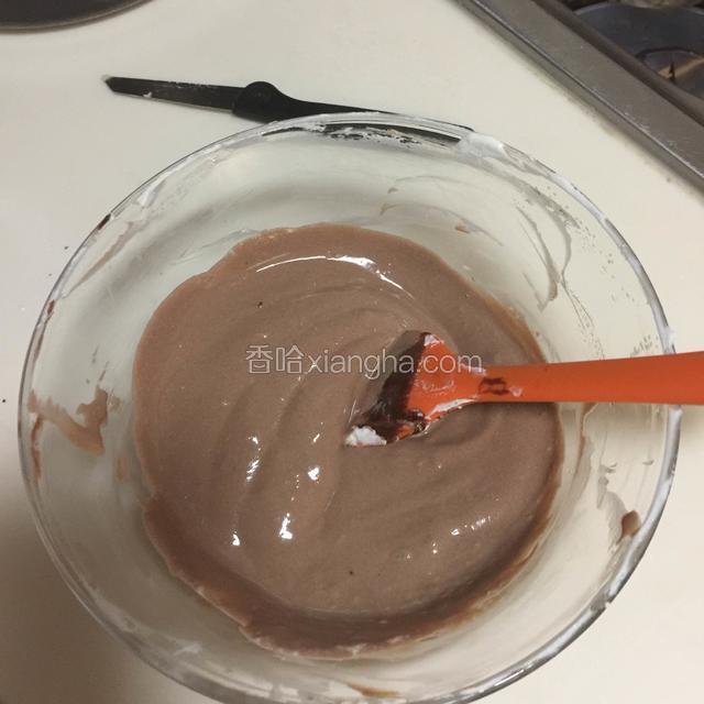 把晾凉的牛奶吉利丁液倒入奶油奶酪里搅拌均匀，然后再把咖啡可可液倒入奶油奶酪中翻拌均匀
