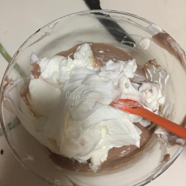 加入打发的淡奶油翻拌均匀