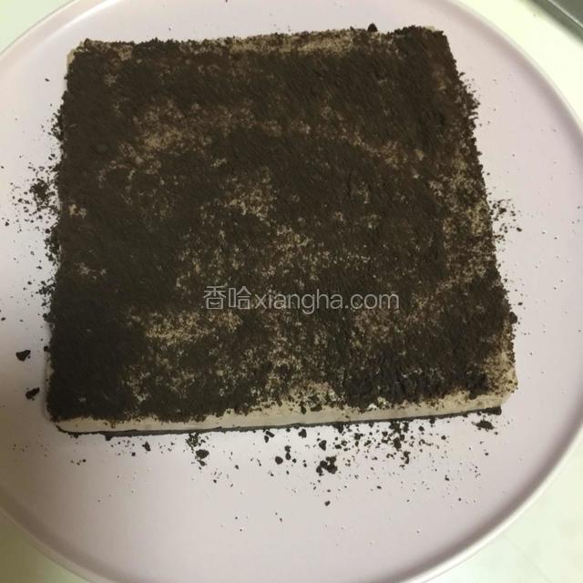 取出蛋糕撒上一层奥利奥饼干碎装饰一下