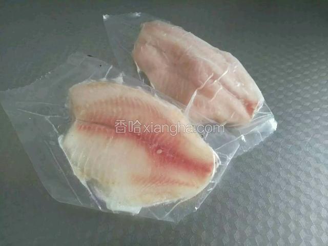 准备好鱼肉。