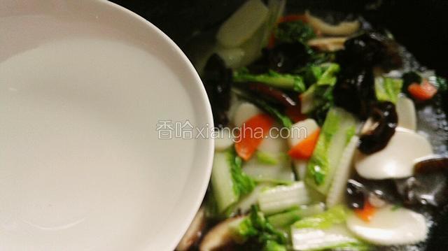 加入大半碗清水，在翻炒一下。
喜欢喝汤汁，可多放些。