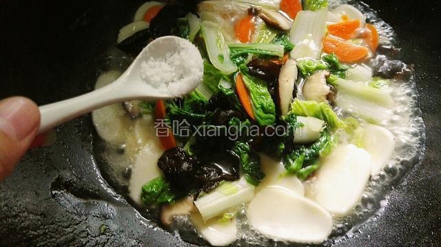 至汤汁烧开，加入适量的盐。
按家人口味调，

