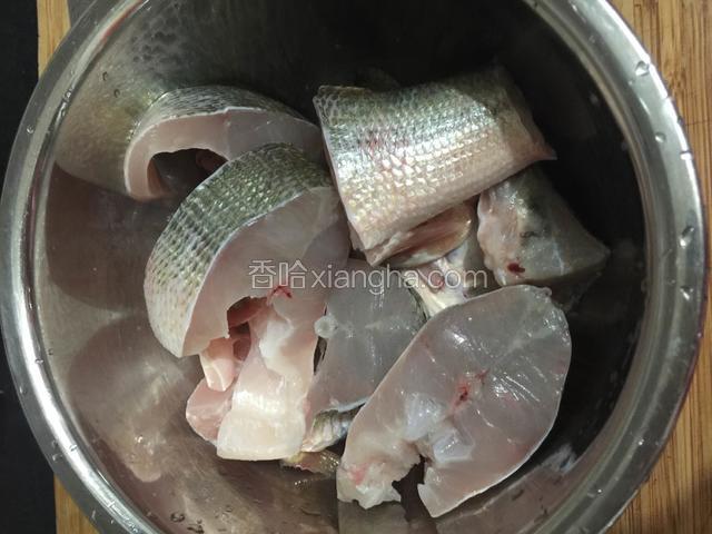 把鲈鱼洗干净切小段放入容器中，调入少许盐和料酒腌制15分钟