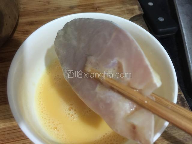 把腌制好的鲈鱼裹满蛋液
