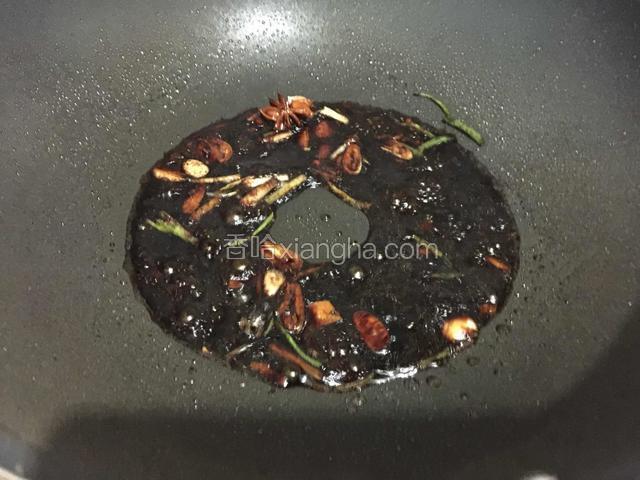 锅里留少许的油，放入葱姜蒜煸香，倒入老抽 生抽 料酒 糖 醋和八角