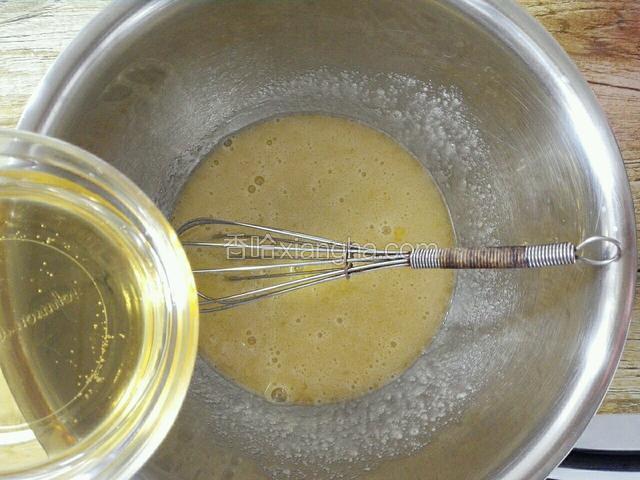 在倒入食用油继续打至与油融合