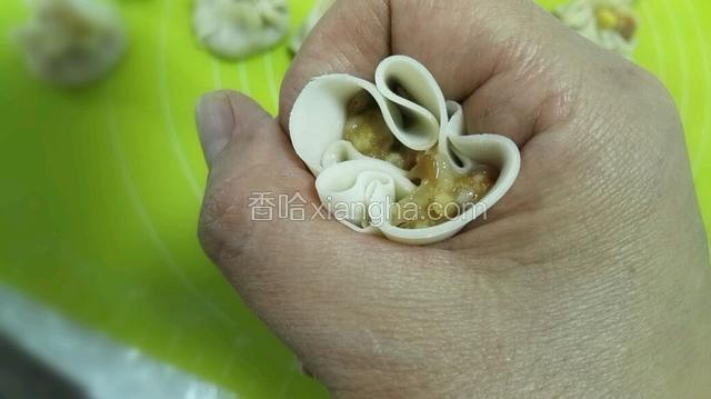 像这样放虎口窝起来轻轻捏一下，不用封口