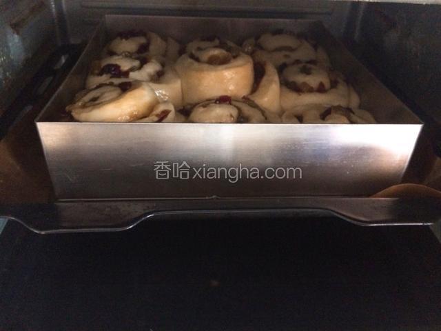 烤箱预热，中层，上下火180度，烤20分钟后转170度，加盖锡纸，继续烤10分钟，表面金黄色就可以出炉啦！我的烤箱是小熊25的，温度供参考！