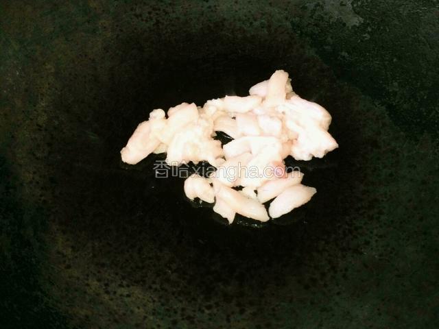 热锅放入切下的肥肉炸出油。