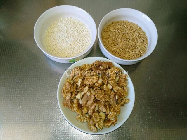 备齐所需食材。