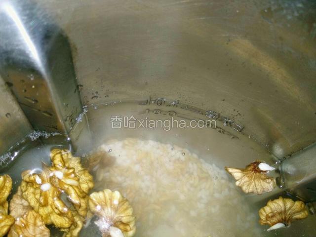 倒入豆浆机里，加水到上水位线，泡20分钟左右。