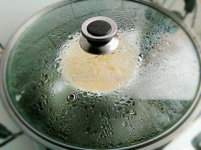 锅里倒入适量的水烧开，放入容器蒸10分钟左右，关火焖几分钟既可，蒸好后淋少许香油（或生抽）