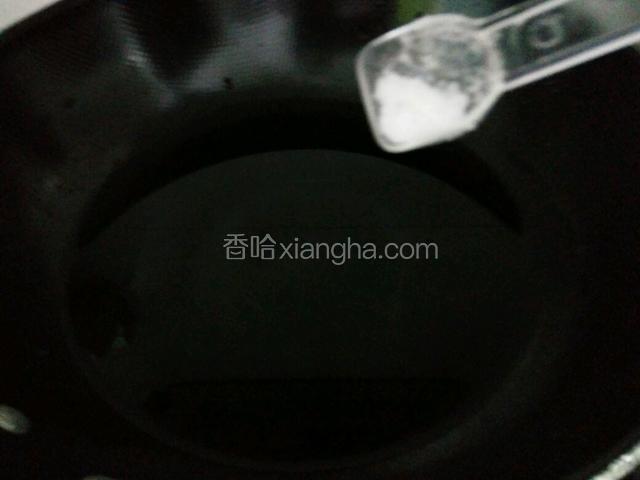 锅里放入适量的清水，滴几滴食用油，少量盐