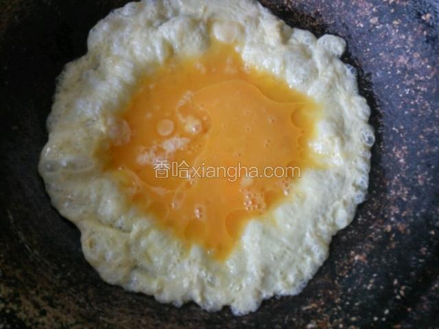 锅中注入适量胚芽油，五成热倒入蛋液