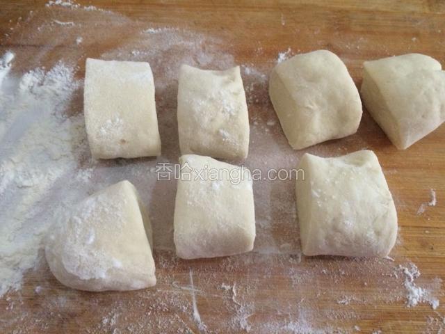 用刀切成均匀的小剂子。