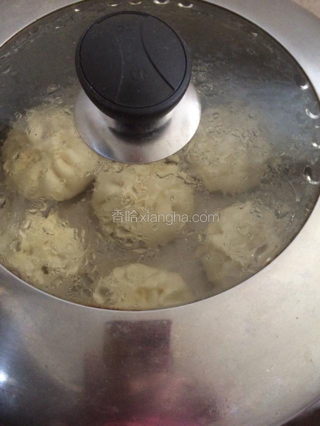 我包的包子较小，熟的快，水开后十五分钟关火即可，关火后再焖三分钟。