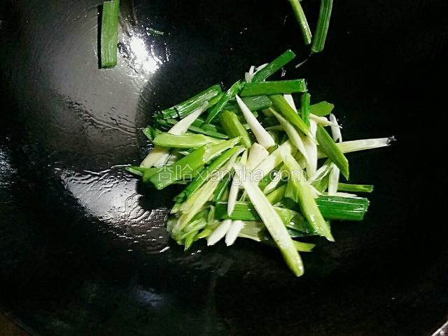把锅再次洗净，加色拉油两克，中火把油烧五成熟，把切好的香蒜下锅炒五成熟
