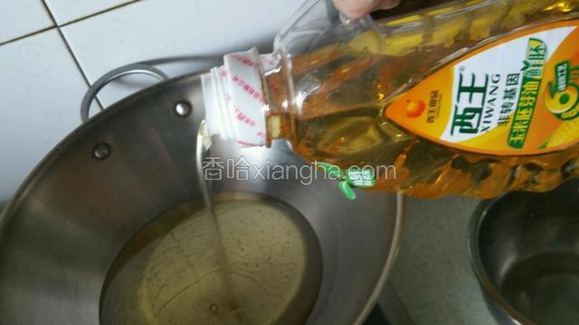 锅烧热倒入玉米胚芽油