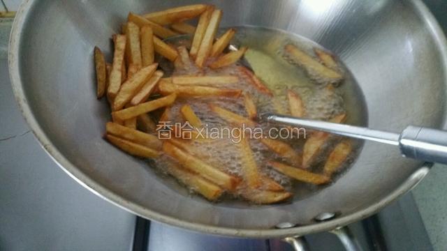 土豆条炸成金黄色捞出沥干油