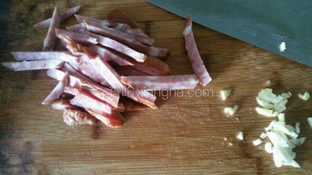 红肠切成土豆粗细的条，葱姜蒜切碎，碗中加入少许盐，糖，蚝油，生抽，香醋，淀粉，水拌匀