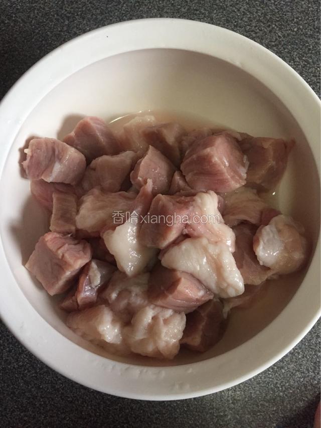 牛肉放凉水里泡出血水，多冲洗几遍。
凉水下锅，水开煮两分钟，把血沫给煮出来。冲洗干净备用。