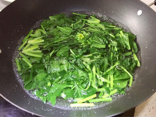 菠菜洗净切段，放入开水里汆烫后捞出过凉水。