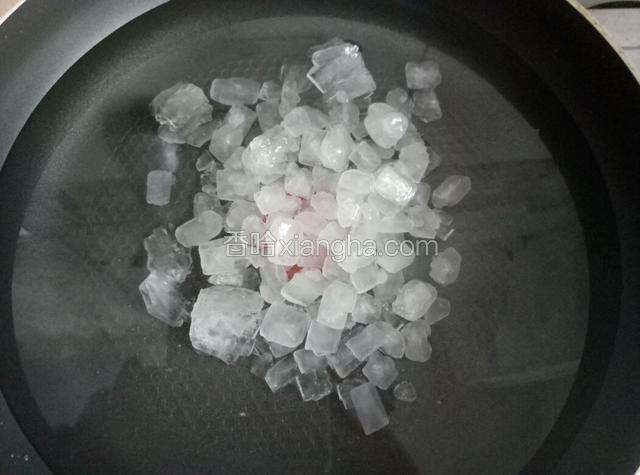 冰糖加冷水上火煮开。