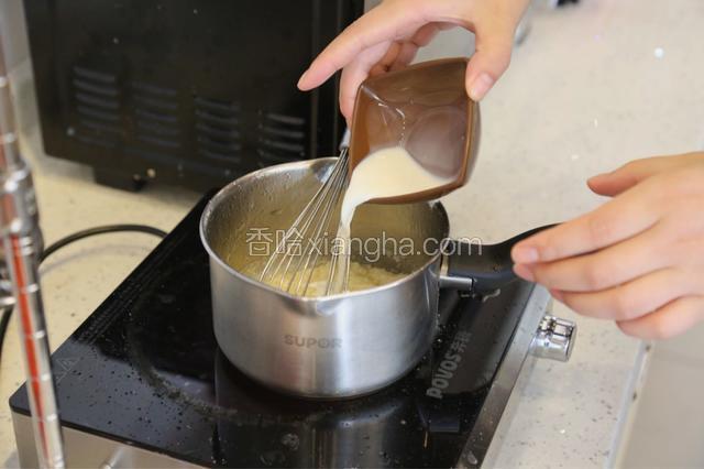 5.加入牛奶搅拌均匀

