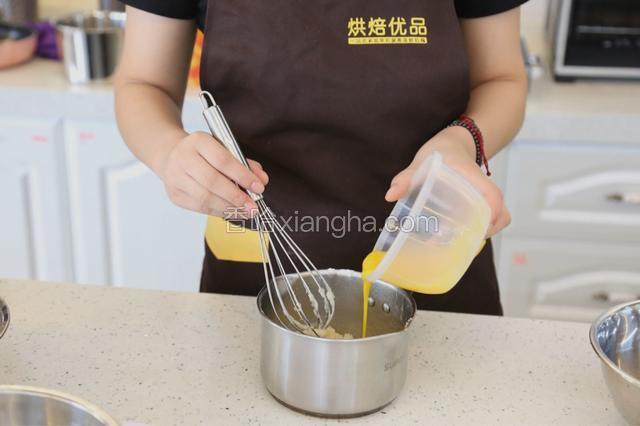 6.分次加入蛋黄搅拌均匀。

