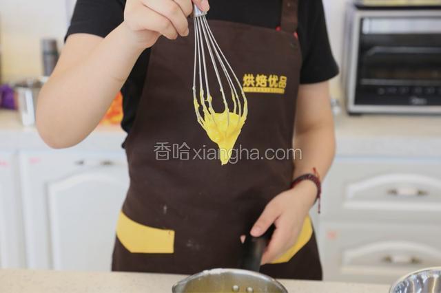 7.搅拌至提起打蛋器形成三角形的面糊状态即可
