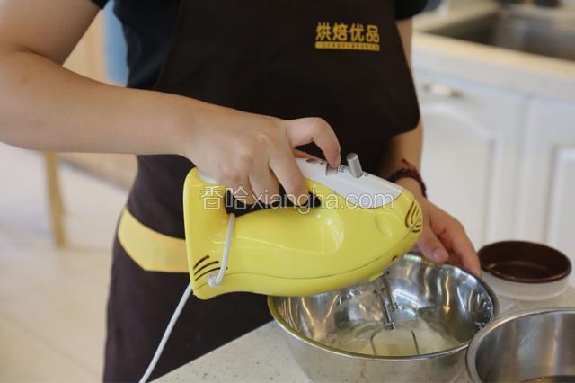 8.蛋白加入柠檬汁后，分三次加入细砂糖打发
